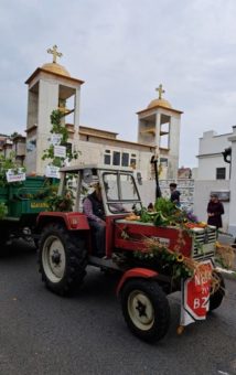 Erntedankwagen der Bürgerintiative "NEIN zur B232" vor der im Bau befindlichen Syrisch-orthodoxen Kirchen